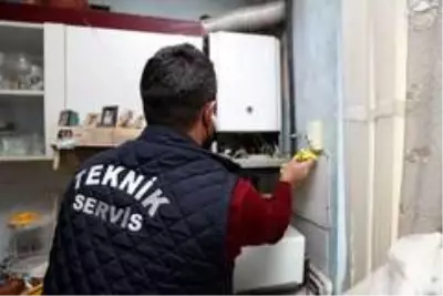 Soğukta kalan yaşlı kadının yardımına belediye ekipleri koştu Soğukta kalan yaşlı kadının yardımına belediye ekipleri koştu