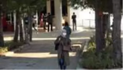 Sokağa çıkma kısıtlamasında KPSS sınav adayları okullara koştu Sokağa çıkma kısıtlamasında KPSS sınav adayları okullara koştu