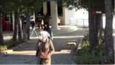Sokağa çıkma kısıtlamasında KPSS sınav adayları okullara koştu Sokağa çıkma kısıtlamasında KPSS sınav adayları okullara koştu