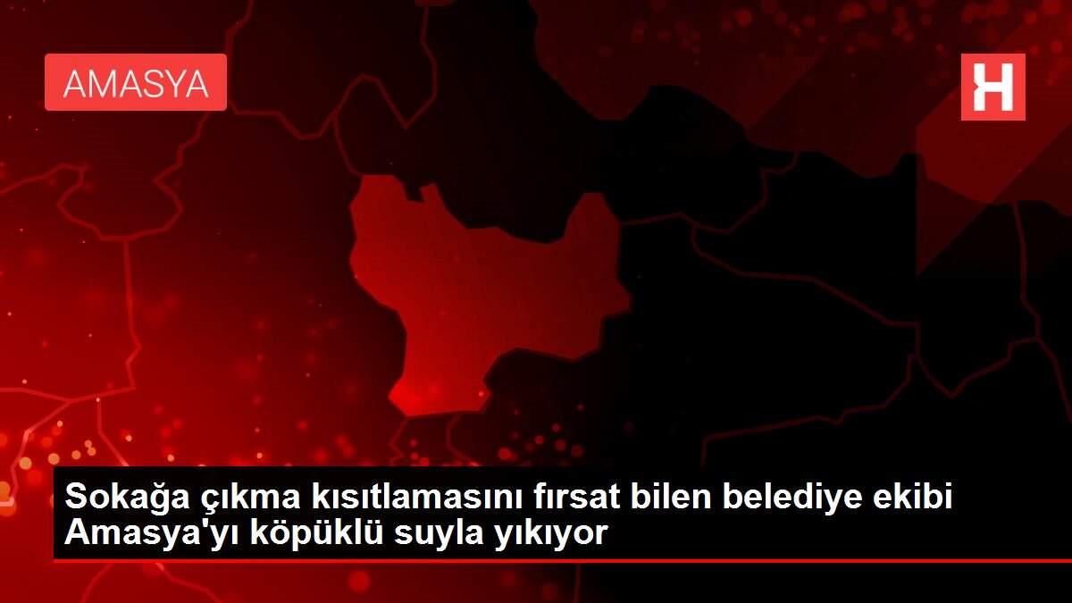 Sokağa çıkma kısıtlamasını fırsat bilen belediye ekibi Amasya'yı köpüklü suyla yıkıyor