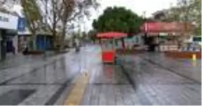 Sokağa çıkma yasağında meydanlar sessizliğe büründü, yollar boş kaldı Sokağa çıkma yasağında meydanlar sessizliğe büründü, yollar boş kaldı