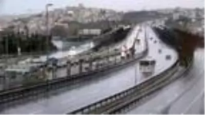 Sokağa çıkma yasağında meydanlar sessizliğe büründü, yollar boş kaldı Sokağa çıkma yasağında meydanlar sessizliğe büründü, yollar boş kaldı