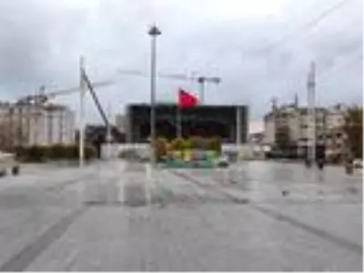 Sokağa çıkma yasağında meydanlar sessizliğe büründü, yollar boş kaldı Sokağa çıkma yasağında meydanlar sessizliğe büründü, yollar boş kaldı