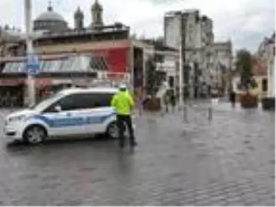 Sokağa çıkma yasağında meydanlar sessizliğe büründü, yollar boş kaldı Sokağa çıkma yasağında meydanlar sessizliğe büründü, yollar boş kaldı