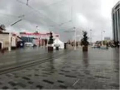 Sokağa çıkma yasağında meydanlar sessizliğe büründü, yollar boş kaldı Sokağa çıkma yasağında meydanlar sessizliğe büründü, yollar boş kaldı