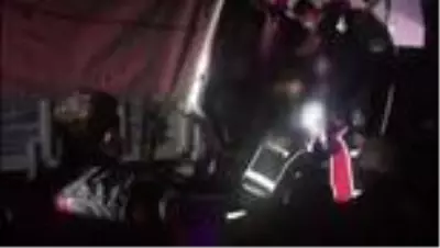 Tırla kamyon çarpıştı: 1 ölü Tırla kamyon çarpıştı: 1 ölü