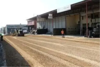 Tırmıl Sanayi Sitesinin bozuk yolları onarılıyor Tırmıl Sanayi Sitesinin bozuk yolları onarılıyor
