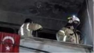 Ümraniye'de 3 katlı binada yangın paniği Ümraniye'de 3 katlı binada yangın paniği