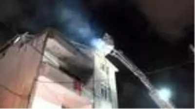 Ümraniye'de 3 katlı binada yangın paniği Ümraniye'de 3 katlı binada yangın paniği