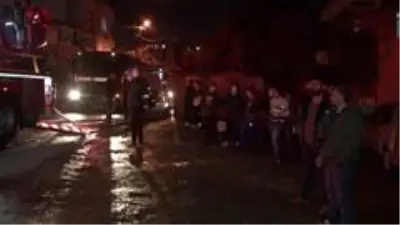 Ümraniye'de yangın çıkan evde mahsur kalan 8 kişiyi itfaiye kurtardı Ümraniye'de yangın çıkan evde mahsur kalan 8 kişiyi itfaiye kurtardı