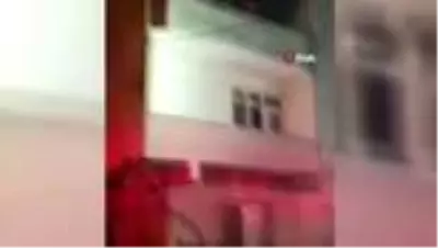Ümraniye'de yangın çıkan evde mahsur kalan 8 kişiyi itfaiye kurtardı Ümraniye'de yangın çıkan evde mahsur kalan 8 kişiyi itfaiye kurtardı
