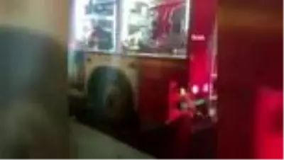 Ümraniye'de yangın çıkan evde mahsur kalan 8 kişiyi itfaiye kurtardı Ümraniye'de yangın çıkan evde mahsur kalan 8 kişiyi itfaiye kurtardı