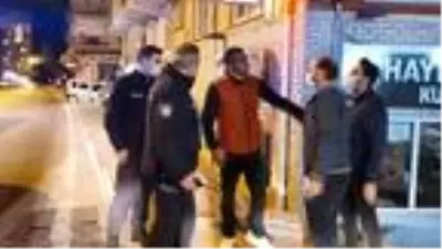 Son dakika haberleri! Yasağa rağmen sokağa çıktı, polisleri ve gazetecileri tehdit etti
