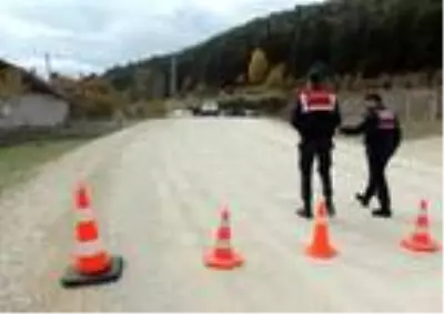 Yedigöller yolu kar ve buzlanma nedeniyle trafiğe kapatıldı, yüzlerce tatilci geri döndü Yedigöller yolu kar ve buzlanma nedeniyle trafiğe kapatıldı, yüzlerce tatilci geri döndü