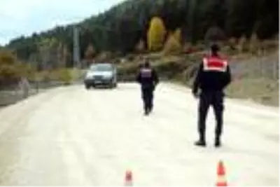 Yedigöller yolu kar ve buzlanma nedeniyle trafiğe kapatıldı, yüzlerce tatilci geri döndü Yedigöller yolu kar ve buzlanma nedeniyle trafiğe kapatıldı, yüzlerce tatilci geri döndü