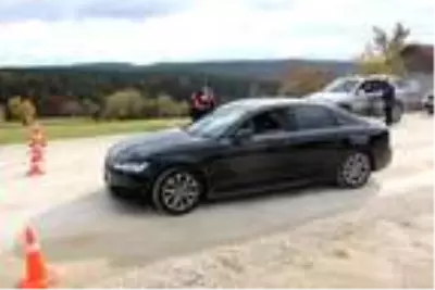 Yedigöller yolu kar ve buzlanma nedeniyle trafiğe kapatıldı, yüzlerce tatilci geri döndü Yedigöller yolu kar ve buzlanma nedeniyle trafiğe kapatıldı, yüzlerce tatilci geri döndü