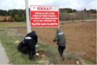 Yedigöller yolu kar ve buzlanma nedeniyle trafiğe kapatıldı, yüzlerce tatilci geri döndü Yedigöller yolu kar ve buzlanma nedeniyle trafiğe kapatıldı, yüzlerce tatilci geri döndü