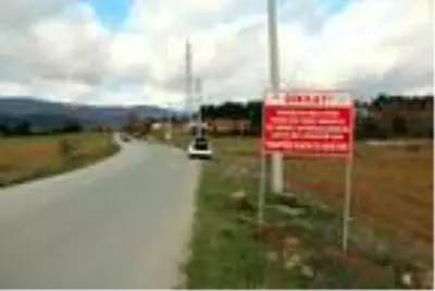 Yedigöller yolu kar ve buzlanma nedeniyle trafiğe kapatıldı, yüzlerce tatilci geri döndü Yedigöller yolu kar ve buzlanma nedeniyle trafiğe kapatıldı, yüzlerce tatilci geri döndü
