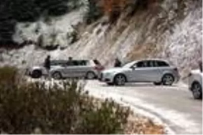 Yedigöller yolu kar ve buzlanma nedeniyle trafiğe kapatıldı, yüzlerce tatilci geri döndü Yedigöller yolu kar ve buzlanma nedeniyle trafiğe kapatıldı, yüzlerce tatilci geri döndü