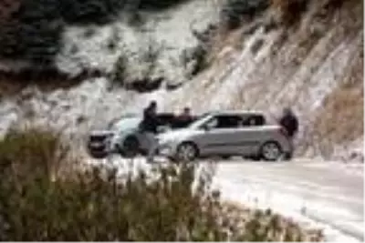 Yedigöller yolu kar ve buzlanma nedeniyle trafiğe kapatıldı, yüzlerce tatilci geri döndü Yedigöller yolu kar ve buzlanma nedeniyle trafiğe kapatıldı, yüzlerce tatilci geri döndü