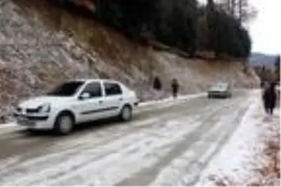 Yedigöller yolu kar ve buzlanma nedeniyle trafiğe kapatıldı, yüzlerce tatilci geri döndü Yedigöller yolu kar ve buzlanma nedeniyle trafiğe kapatıldı, yüzlerce tatilci geri döndü