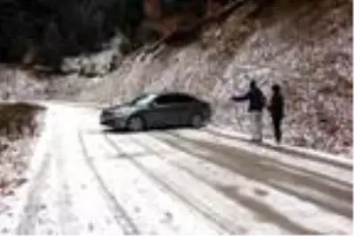 Yedigöller yolu kar ve buzlanma nedeniyle trafiğe kapatıldı, yüzlerce tatilci geri döndü Yedigöller yolu kar ve buzlanma nedeniyle trafiğe kapatıldı, yüzlerce tatilci geri döndü