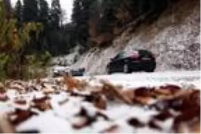 Yedigöller yolu kar ve buzlanma nedeniyle trafiğe kapatıldı, yüzlerce tatilci geri döndü Yedigöller yolu kar ve buzlanma nedeniyle trafiğe kapatıldı, yüzlerce tatilci geri döndü