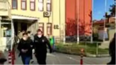 AFYONKARAHİSAR - Apartmanlarından üzerlerine şişe attıkları evli çifti darbettikleri ileri sürülen 4 zanlı tutuklandı AFYONKARAHİSAR - Apartmanlarından üzerlerine şişe attıkları evli çifti darbettikleri ileri sürülen 4 zanlı tutuklandı