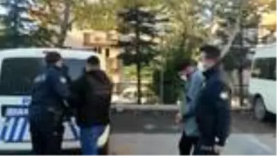 AFYONKARAHİSAR - Apartmanlarından üzerlerine şişe attıkları evli çifti darbettikleri ileri sürülen 4 zanlı tutuklandı AFYONKARAHİSAR - Apartmanlarından üzerlerine şişe attıkları evli çifti darbettikleri ileri sürülen 4 zanlı tutuklandı