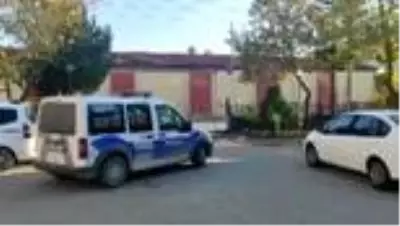 AFYONKARAHİSAR - Apartmanlarından üzerlerine şişe attıkları evli çifti darbettikleri ileri sürülen 4 zanlı tutuklandı AFYONKARAHİSAR - Apartmanlarından üzerlerine şişe attıkları evli çifti darbettikleri ileri sürülen 4 zanlı tutuklandı