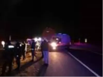 Ağrı'da kaçak göçmenleri taşıyan araç devrildi: 17 yaralı Ağrı'da kaçak göçmenleri taşıyan araç devrildi: 17 yaralı