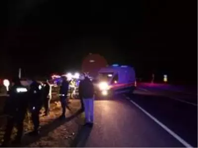 Kaçak göçmenleri taşıyan minibüs şarampole devrildi: 17 yaralı Kaçak göçmenleri taşıyan minibüs şarampole devrildi: 17 yaralı