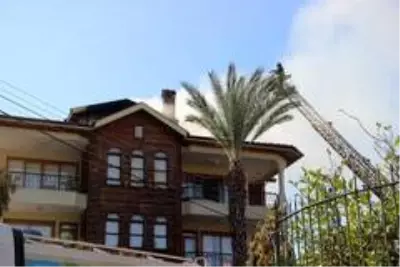 3 katlı apartmanın çatısı alev alev yandı 3 katlı apartmanın çatısı alev alev yandı