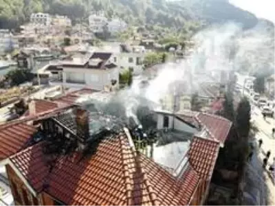 3 katlı apartmanın çatısı alev alev yandı 3 katlı apartmanın çatısı alev alev yandı