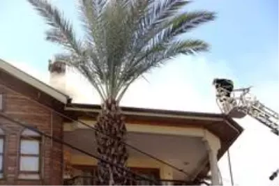 3 katlı apartmanın çatısı alev alev yandı 3 katlı apartmanın çatısı alev alev yandı