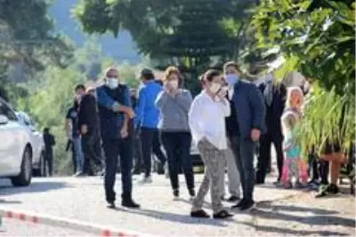 3 katlı apartmanın çatısı alev alev yandı 3 katlı apartmanın çatısı alev alev yandı