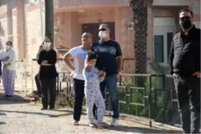 3 katlı apartmanın çatısı alev alev yandı 3 katlı apartmanın çatısı alev alev yandı