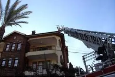 3 katlı apartmanın çatısı alev alev yandı 3 katlı apartmanın çatısı alev alev yandı