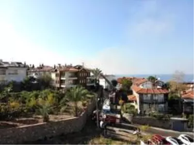 3 katlı apartmanın çatısı alev alev yandı 3 katlı apartmanın çatısı alev alev yandı