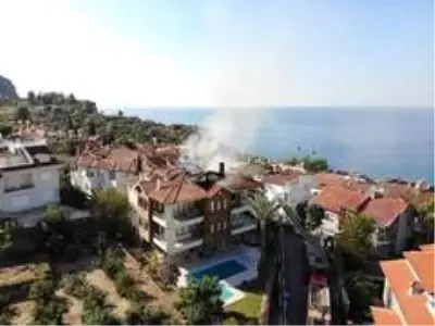 3 katlı apartmanın çatısı alev alev yandı 3 katlı apartmanın çatısı alev alev yandı