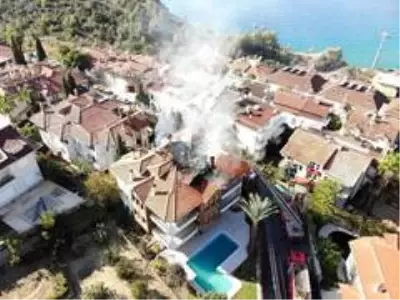 3 katlı apartmanın çatısı alev alev yandı 3 katlı apartmanın çatısı alev alev yandı