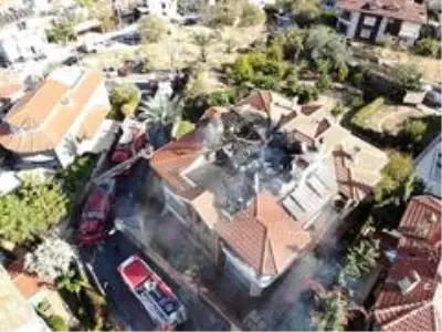 3 katlı apartmanın çatısı alev alev yandı 3 katlı apartmanın çatısı alev alev yandı
