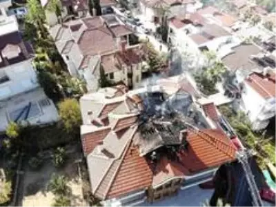 3 katlı apartmanın çatısı alev alev yandı 3 katlı apartmanın çatısı alev alev yandı