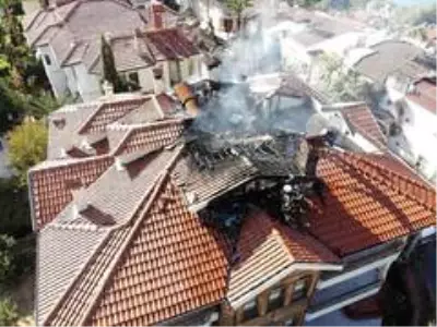3 katlı apartmanın çatısı alev alev yandı 3 katlı apartmanın çatısı alev alev yandı