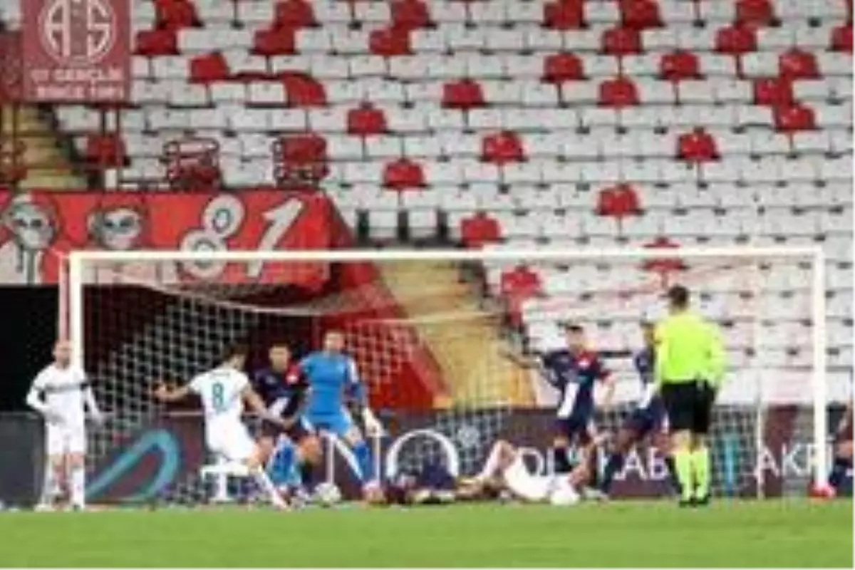 Alanyaspor liderliği bırakmadı