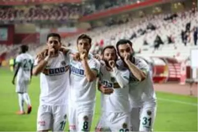 Alanyaspor liderliği bırakmadı Alanyaspor liderliği bırakmadı
