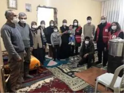 KASTAMONU - Türk Kızılay'dan 10 evin yandığı köye yardımlar sürüyor KASTAMONU - Türk Kızılay'dan 10 evin yandığı köye yardımlar sürüyor