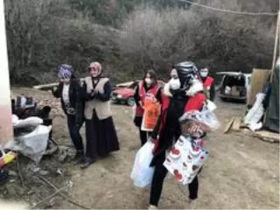 KASTAMONU - Türk Kızılay'dan 10 evin yandığı köye yardımlar sürüyor KASTAMONU - Türk Kızılay'dan 10 evin yandığı köye yardımlar sürüyor