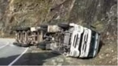 Artvin'de kamyon devrildi, kömür çuvalları yola saçıldı Artvin'de kamyon devrildi, kömür çuvalları yola saçıldı