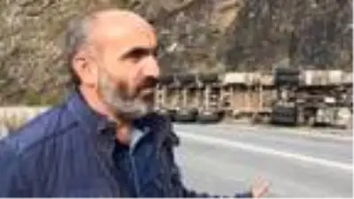Artvin'de kamyon devrildi, kömür çuvalları yola saçıldı Artvin'de kamyon devrildi, kömür çuvalları yola saçıldı